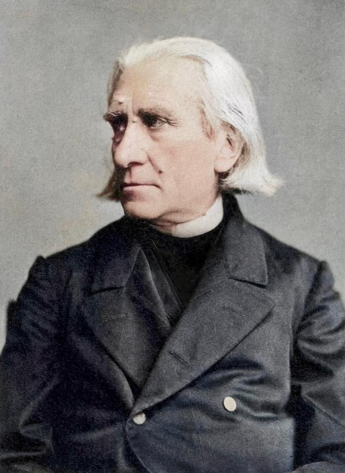 Colorized portait of Liszt. The original picture was black and white and was taken in 1876. Liszt wears a cassock and a coat. He looks on his right.