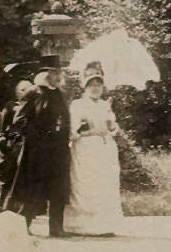 Zoomed version of the picture in black and white of the group walking in the garden. The picture is centred on Liszt and Cécile Munkácsy.