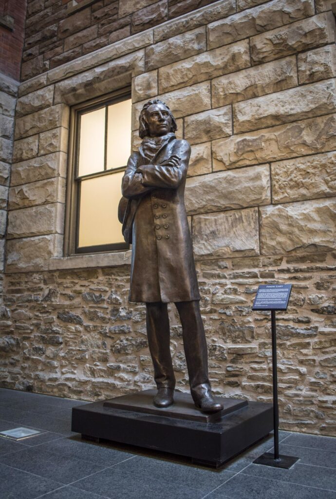 Liszt's bronze statue seen from the front.