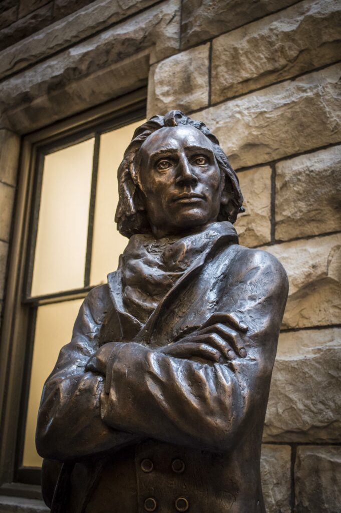 Zoom on the top of the statue, head and arms of Liszt.