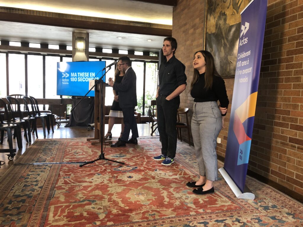 Deux participants et les présentateurs / Two contestants and the presentators