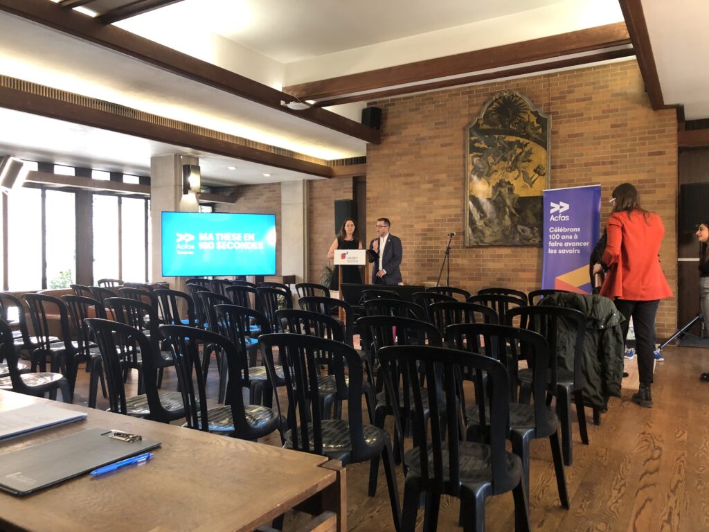 Salle vide avant le début de la compétition / Empty room before the beginning of the competition