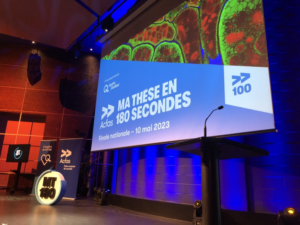 Title screen and MT180 logo on stage / Écran de titre et logo MT180 sur scène