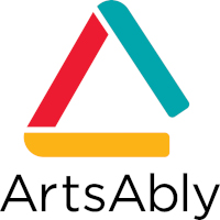 Logo de ArtsAbly en forme de triangle avec des côtés rouge, vertset jaune, et le nom ArtsAbly sous le logo